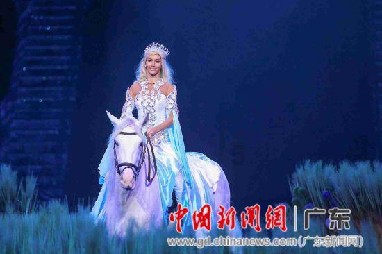 逃离废弃的卡车场